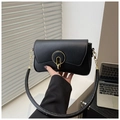 Detalle de bolso negro mate con hebilla dorada circular y correa de hombro gruesa - Negro