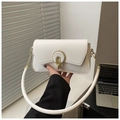 Detalle del bolso cuadrado de cuero PU blanco con hebilla dorada y asa tubular - Blanco