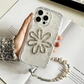Klare iPhone Hülle mit silberner Glitzerblume und elegantem Perlenarmband für das Handgelenk - Creme-Hülle Punkt-Glitzer Blume Perlenkette / iPhone 16