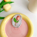 Detail einer Handyhalterung mit silbernem Glitzer und 3D-Tulpen-Blumendesign - Ovale einzelne Tulpe