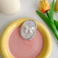 Nahaufnahme der rosa Glitzer-Bogen-Handyhalterung auf einem Deko-Tablett mit Tulpen - Oval Perlglanz Schleife