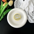 Macro-opname van een gele smiley-telefoonhouder met een ingebouwde make-upspiegel - Geel