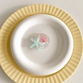 Détail du support de téléphone pailleté avec étoile de mer, coquillage et perle marine - Support Pailleté - Coquillage Rose Étoile de Mer Verte