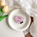 Vue détaillée du support téléphone cœur rose avec texte Pink Love et étiquette noire - Style Rose Love