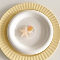 Vue détaillée du support de téléphone avec décorations de coquillages à paillettes - Support Pailleté - Coquillage Jaune Étoile de Mer Rose
