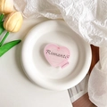 Détail du support de téléphone coeur en acrylique rose avec texte Romantic sur assiette - Style Rose Romantique