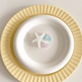 Gros plan du support de téléphone étoile de mer et coquillage sur une assiette - Support Pailleté - Coquillage Bleu Étoile de Mer Blanche