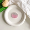Détail du support téléphone pailleté avec sequins roses et argentés sur un plateau - Rond Dégradé Rose (Paillettes Argent)