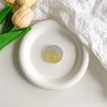 Détail du support de téléphone cœur pailleté argent et jaune sur une assiette blanche - Rond Dégradé Jaune (Paillettes Argent)