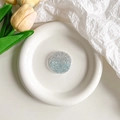 Vue détaillée d'un support de téléphone à paillettes bleues et argentées sur un plat - Rond Dégradé Bleu (Paillettes Argent)