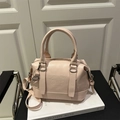 Bolso Boston rosa con letras en relieve y correa de hombro ajustable y extraíble - Rosa