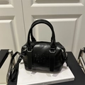 Elegante bolso Boston negro de cuero mate con letras en relieve y detalles plateados - Negro