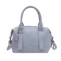 Minimalistische hellblaue Boston-Tasche aus Mattleder mit Prägebuchstaben und Schultergurt - Blau