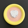 Vue de dessus du support de téléphone cœur avec carte cadeau Gift For You sur l'assiette - Blanc
