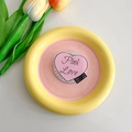 Detail eines rosa Magsafe-Handyhalters mit Pink Love-Text auf einer Keramikschale - Rosa LOVE