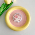 Vista detallada del soporte MagSafe de estrella de mar y concha en bandeja de cerámica - Soporte Magnético / Concha Rosa Estrella de Mar Blanca