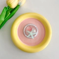 Detalle de soporte MagSafe con estrella de mar y concha sobre un plato de cerámica - Soporte Magnético / Concha Rosa Estrella de Mar Verde