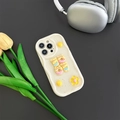 Dettaglio dell'orso donut 3D e fiore giallo su cover iPhone crema con bordi a onda - Custodia Crema - Glitter a Pois - Donut Orso - Bianco Sporco / iPhone 7/8/SE 2020