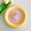 Detalle del soporte MagSafe con estrella de mar rosa, purpurina y texto Gift For You - Soporte Magnético / Concha Amarilla Estrella de Mar Rosa