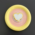 Détail du support MagSafe cœur jaune avec miroir acrylique et inscription Gift For You - Jaune