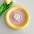 Vue détaillée d'un plateau à bijoux en céramique rose et jaune avec décor de coquillage - Support Magnétique / Coquillage Pailleté - Blanc