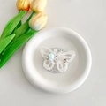 Dettaglio del supporto a farfalla con perline, strass scintillanti e paillettes stile ins - Bianco