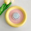 Vue détaillée du support téléphone en forme de coquillage sur un plateau en céramique rose - Support Magnétique / Coquillage Pailleté - Bleu