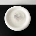 Detail eines transparenten Herz-Handyhalters mit silberner Schleife und kunstvollem Text - Transparent Klebestil - Schleife