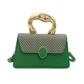 Borsa a tracolla verde con manico in metallo dorato e patta grigia a spina di pesce - Verde