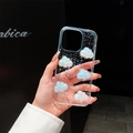 Detailansicht der iPhone Hülle mit 3D-Wolken und glitzernden Sternen-Elementen - Blau-weißer Wolken-Sternenhimmel-Tropfkleber-Stil / iPhone 16