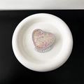 Dettaglio del supporto per telefono a cuore con strass e glitter colorati vivaci - Colorato