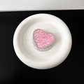 Vista ravvicinata del supporto telefono a cuore glitter rosa con strass e scritte - Rosa
