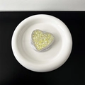 Dettaglio del supporto per telefono a cuore glitterato con strass e testo Gift For You - Giallo