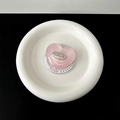 Vue détaillée du support de téléphone cœur rose avec texture perlée et badge gravé - Style Magnétique-Rose Scintillant (Tag Argent Coeur Anglais)