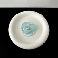 Vue détaillée d'un support de téléphone cœur bleu en résine avec plaque métal gravée - Style Magnétique-Bleu Scintillant (Tag Argent Coeur Anglais)