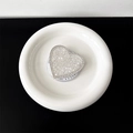 Vista macro del supporto per telefono a forma di cuore con strass e glitter argento - Argento