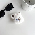 Vista macro della custodia per gatti in peluche bianco con ricamo e morbida pelliccia - Capybara in Peluche - Pesce Laterale (Bianco)