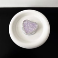 Dettaglio supporto cuore glitter lavanda con strass e scritta Gift For You sulla base - Viola