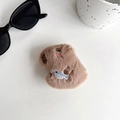 Dettaglio del supporto per telefono a forma di capibara in peluche con ricamo e pesciolino - Capybara in Peluche - Pesce Laterale (Tè al Latte)