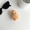 Dettaglio del supporto per telefono in peluche a forma di patata con ricami carini - Piccola Patata in Peluche