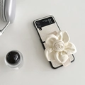 Detalle de funda Galaxy Z Flip con rosa 3D crema y textura tejida de calidad - Blanco Crema (Rosa) / Samsung Z Flip 6
