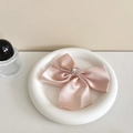 Dettaglio del fermaglio per capelli a fiocco in raso rosa con gemma a cuore e cristalli - Rosa
