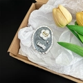 Dettaglio supporto telefono effetto marmo grigio con fiocco dorato, fiore e scritta Lucky - Stile Fiocco di Fiori Lucky