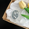 Dettaglio del supporto per telefono con fiocco argento, texture marmo e cristallo - Stile Fiocco Grigio Lucky