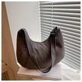 Dettaglio della borsa a mezzaluna in nylon grigio scuro con tracolla regolabile e tessuto - Grigio