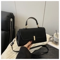 Detalle de bolso en ecocuero negro con broche dorado brillante y correa desmontable - Negro