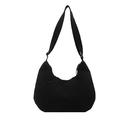 Minimalistische schwarze Falten-Hobo-Tasche mit breitem Stoffschultergurt auf weißem Grund - Schwarz