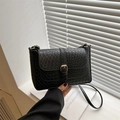Elegante borsa sottobraccio nera a trama intrecciata con fibbia oro primavera 2025 - Nero