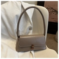 Detalle del elegante bolso baguette color café con hebilla de metal vintage - Caqui