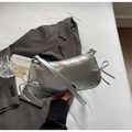 Silberne Metallic-Baguette-Tasche mit Schleifen und Nieten im Y2K-Ästhetik - Silber